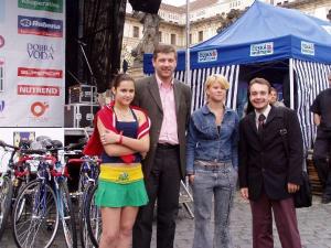 493518_7.6.2006 - radní hl.m. Jan Štrof předal v rámci konání cyklistických závodů "Kolo pro život - Pražské schody" 14 horských kol dětem z dětských domovů v Dolních Počernicíc