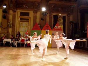 Na IV. Reprezentačním večeru pražských dětí a mládeže s názvem &#34;Co už umíme&#34; v Obecním domě na Vinohradech vystoupily také baletky.