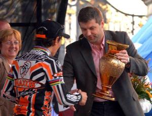 7.6.2006 - radní hl.m. Jan Štrof předal francouzskému cyklistovi Miguelu Martinezovi speciální cenu za věrnost v  exhibičním závodu Pražské schody 2006.