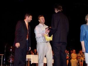 494504_29.6.2006 – Zhruba 60 žáků devátých ročníků Základní školy Novoborská včera navečer přivítal v zaplněném Kulturním domě Ládví radní hl. m. Jan Štrof. Ten také  předával c