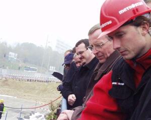 2.11.2005 - Radní Radovan Šteiner sleduje prorážku posledních metrů tunelu nové části metra C