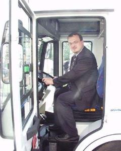 26.9.2005- Radní Šteiner neodolal a vyzkoušel si, jak se sedí za volantem elektro-minibusu