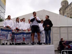 Náměstek primátora JUDr. Petr Hulinský odstartoval City běh 2004 na Václavském náměstí.