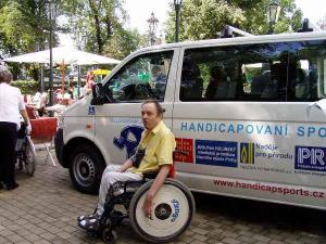 Handicapovaní sportovci z Tělovýchovné jednoty Spastic Sport Praha dostali na Žofíně mikrobus.