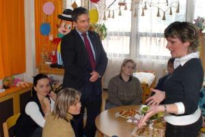 15.3.2006  - náměstek pražského primátora Petr Hulinský navštívil Speciální MŠ v Praze 8, Štíbrova ul. pro handicapované děti.