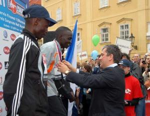 1.4.2006 - náměstek pražského primátora Petr Hulinský předal keňským vítězům 8. ročníku Herwis 1/2 Maraton medaile.