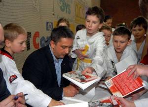 490164_5.3.2006 - 3. ročník COBRA CUP 2006 - autogramiáda náměstka pražského primátora Petra Hulinského, který zde pokřtil knihu s názvem Taekwondo WTF.