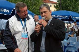 14.5.2006 - náměstkek pražského primátora Petr Hulinský pozdravil letošní účastníky již 12. ročník uVolkswagen Maratonu Praha , který byl odstartován na Staroměstském nám