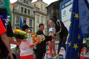 Pražský náměstek Petr Hulinský předává ceny vítězům Volkswagen klasického maratonu 2005 na Staroměstském náměstí.