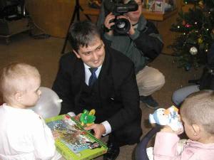 Náměstek primátora JUDr. Petr Hulinský na Mikuláše  nadělil hračky dětem ve vinohradské Klinice popálenin.