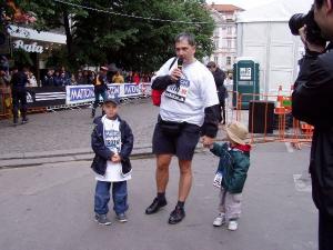 Pražský náměstek JUDr. Petr Hulinský se svými syny odstartoval a také běžel Rodinný běh  2004 na Václavském náměstí.