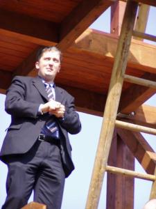 Náměstek primátora JUDr. Petr Hulinský na jedné z věží v lanovém centru areálu Loděnic Vltava na Libeňském ostrově.