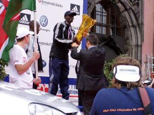 Pražský náměstek Petr Hulinský předával ceny  vítězům Volkswagen klasického maratonu na Staroměstkém náměstí.