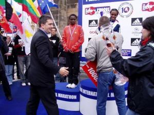 Pražský náměstek JUDr. P. Hulinský předává ceny vítězným ženám Pražského mezinárodního maratonu 2004 na Staroměstském náměstí.