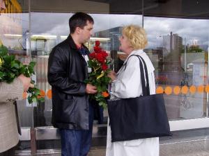 Pražský náměstek JUDr. Petr Hulinský  rozdával k nedělnímu Dni matek ve Strašnicích ženám růže.