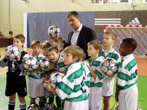 487476_5.1.2006 - Přes tři a půl tisíce nových fotbalových míčů získalo dohromady jedenaosmdesát fotbalových mládežnických pražských klubů. Míče v hodnotě 1,...