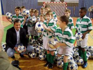 487470_5.1.2006 - Přes tři a půl tisíce nových fotbalových míčů získalo dohromady jedenaosmdesát fotbalových mládežnických pražských klubů. Míče v hodnotě 1,...