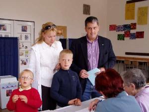 493333_3.6.2006 - náměstek pražského primátora Petr Hulinský přišel se svojí rodinou volit na Gymnázium Voděradská ve Strašnicích.