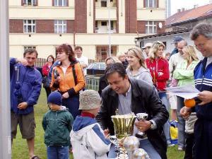 Náměstek primátora hlavního města Petr Hulinský předává ceny vítězům 3. ročníku fotbalového turnaje mladších přípravek, který se konal v rámci pořádání oslav Dětského dne