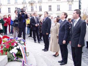 461490_Premiér Stanislav Gross a pražský náměstek položili kytici  u sochy T.G. Masaryka na Hradčanském náměstí v rámci oslav  vzniku samostatného československého státu.
