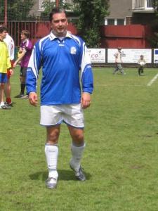 Pražský náměstek JUDr. Petr Hulinský hrál fotbal s politiky, herci a zpěváky na hřišti FK Slavoj Vyšehrad.