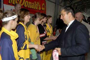 17.4.2006 - náměstek pražského primátora Petr Hulinský předává medaile basketbalistkám z pražského klubu Basket Slovanka, které obhájily loňský titul.
