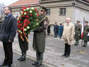 Náměstek Jan Bürgermeister položil věnec u památníku „Ruzyně 1939 &#8211;1941 Nezapomeneme“  /17.11.04/