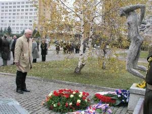 Náměstek primátora Jan Bürgermeister se zúčastnil pietního aktu u památníku „Ruzyně 1939 &#8211;1941 Nezapomeneme“ , kde položil za hlavní město věnec /17.11.04/