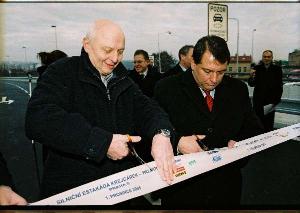 1. 12. 2005 - náměstek primátora Jan Bürgermeister spolu s premiérem slavnostním přestřižením pásky uvedli do provozu silniční estakádu Krajcárek-Palmovka