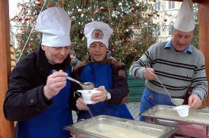 24.12. 2005 - Náměstek primátora Jan Bürgermeister spolu s primátorem Bémem a předsedou ODS Topolánkem rozdávali na Stědrý den na Staroměstském náměstí rybí polévku