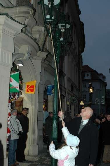 6.12.2005 - Náměstek primátora Jan Bürgermeister při slavnostním rozsvícení plynových lamp v Celetné ulici