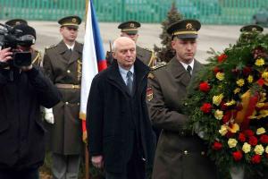 17.11.2005 - Náměstek primátora Jan Bürgermeister se zúčastnil pietní vzpomínky u památkníku Ruzyně 1939-1941 - Nezapomeneme