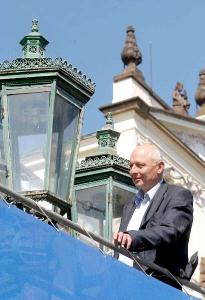 479122_5.9.2005 - Nám. Bürgermeister při zahájení rekonstrukce plynové lampy na Hradčanském náměstí