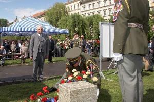 Náměstek primátora hl.m. Prahy Ing. Jan Bürgemeister slavnostně odhalil základní kámen pomníku II. odboje v parku na Klárově.