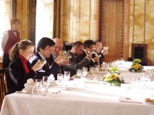 Náměstek primátora Jan Bürgemeistr při slavnostním obědě s prvním náměstkem starosty Kjóta Shinji Morim s delegací