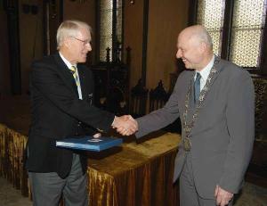15. 11. 2005 náměstek primátora Jan Bürgermeister přijal na Staroměstké radnici prezidenta Rotary International pana Carl-Wilhelma Stehammara