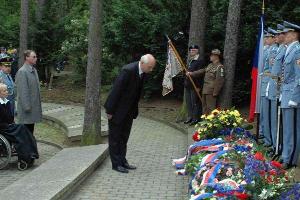 Náměstek pražského primátora se zúčastnil pietního shromáždění k uctění památky obětí komunismu-Praha Motol-11.6.2005.
