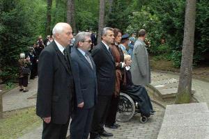 Pietní shromáždění k uctění památky obětí komunismu v Praze Motole - 11.6.2005.