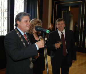 478987_2.9.2005 - Učastníky 1. mezinárodního setkání Porsche Clubs v Praze přijal radní Miloš Gregar v Brožíkově sále Staroměstské radnice