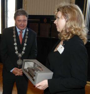 478993_2.9.2005 - Učastníky 1. mezinárodního setkání Porsche Clubs v Praze přijal radní Miloš Gregar v Brožíkově sále Staroměstské radnice