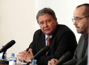 490679_4.4.2006 – Radní HMP Miloš Gregar na tiskové konferenci v tiskovém centru MHMP k Trojské kartě – zvýhodněné vstupence do ZOO, Botanické zahrady a Galerie hlavního města P