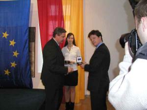 Pražský radní RNDr. Miloš Gregar předává pamětní medaili zástupci delegace Evropské komise Ruud van Enkovi.
