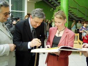 Pražský radní M. Gregar podepisuje zahajovací listinu výtvarné výstavy ke Dni Země 2004 na radnici MČ Prahy 13 ve Stodůlkách.