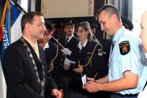 493185_7.6.2002-Ocenění pražských strážníků na Staroměstské radnici