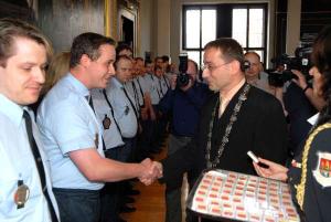 493179_7.6.2002-Ocenění pražských strážníků na Staroměstské radnici