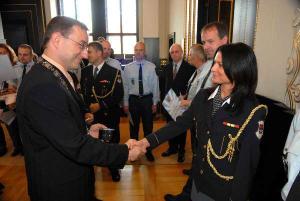 493173_7.6.2002-Ocenění pražských strážníků na Staroměstské radnici