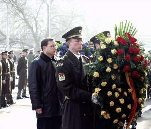 24.2.2006- Náměstek primátora Rudolf Blažek položil u pamětní desky popravených důstojníků věnec v barvách hl. m. Prahy
