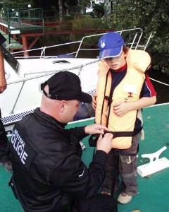 21.9.2005-Před jízdou v motorovém člunu si každý musel navléknout záchrannou vestu