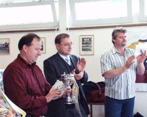 13.10.2005 - Náměstek primátora Rudolf Blažek spolu ředitelem MP Vladimírem Kotroušem a jeho náměstkem Václavem Bláhou (vpravo) předávali ceny vítězům turnaje v nohejbale