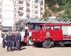 9.9.2006-Automobilový žebřík a cisternová stříkačka, kterou předal dobrovolným hasičům v Radotíně náměstek Blažek